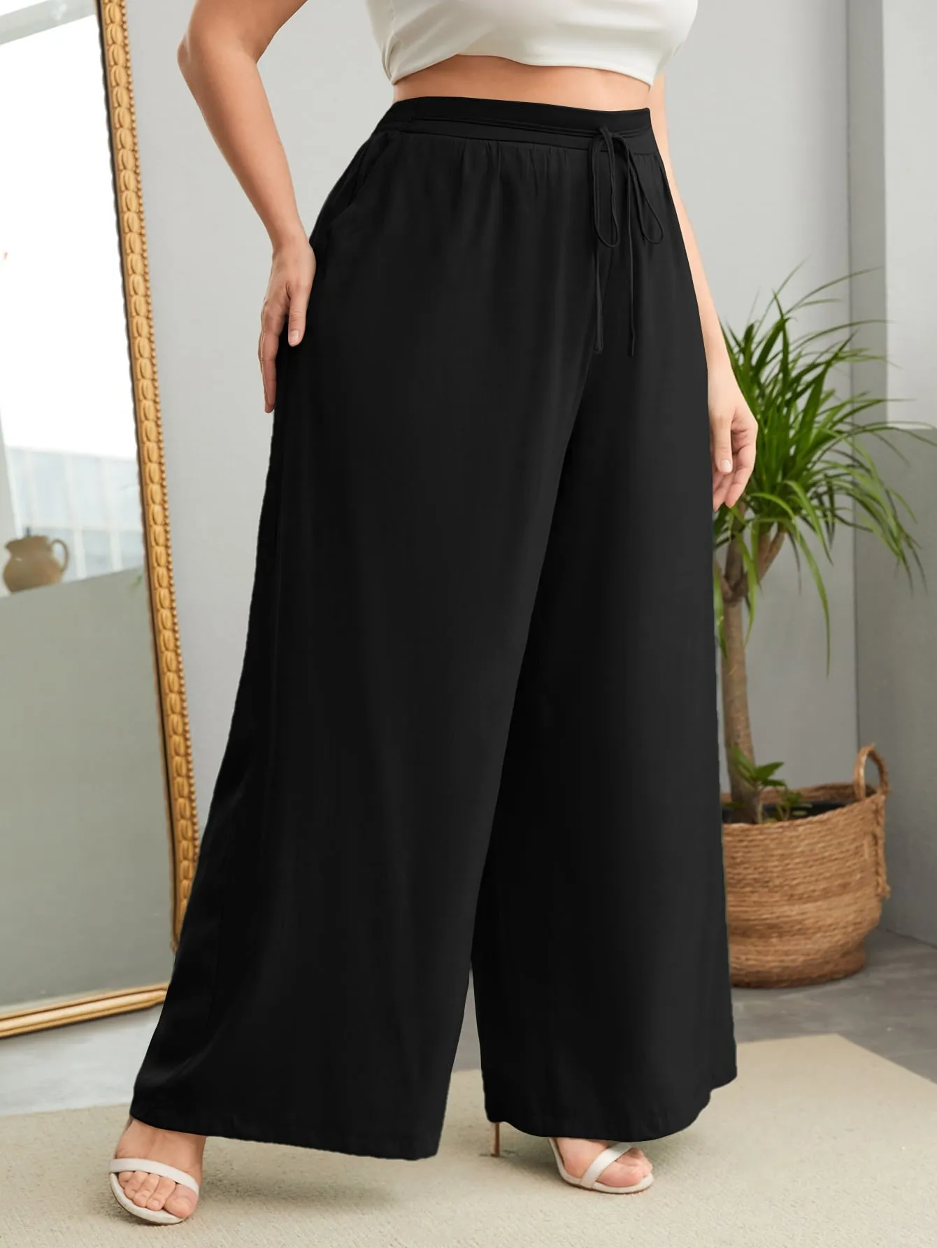Calça Detalhe em Cordão e Bolsos
