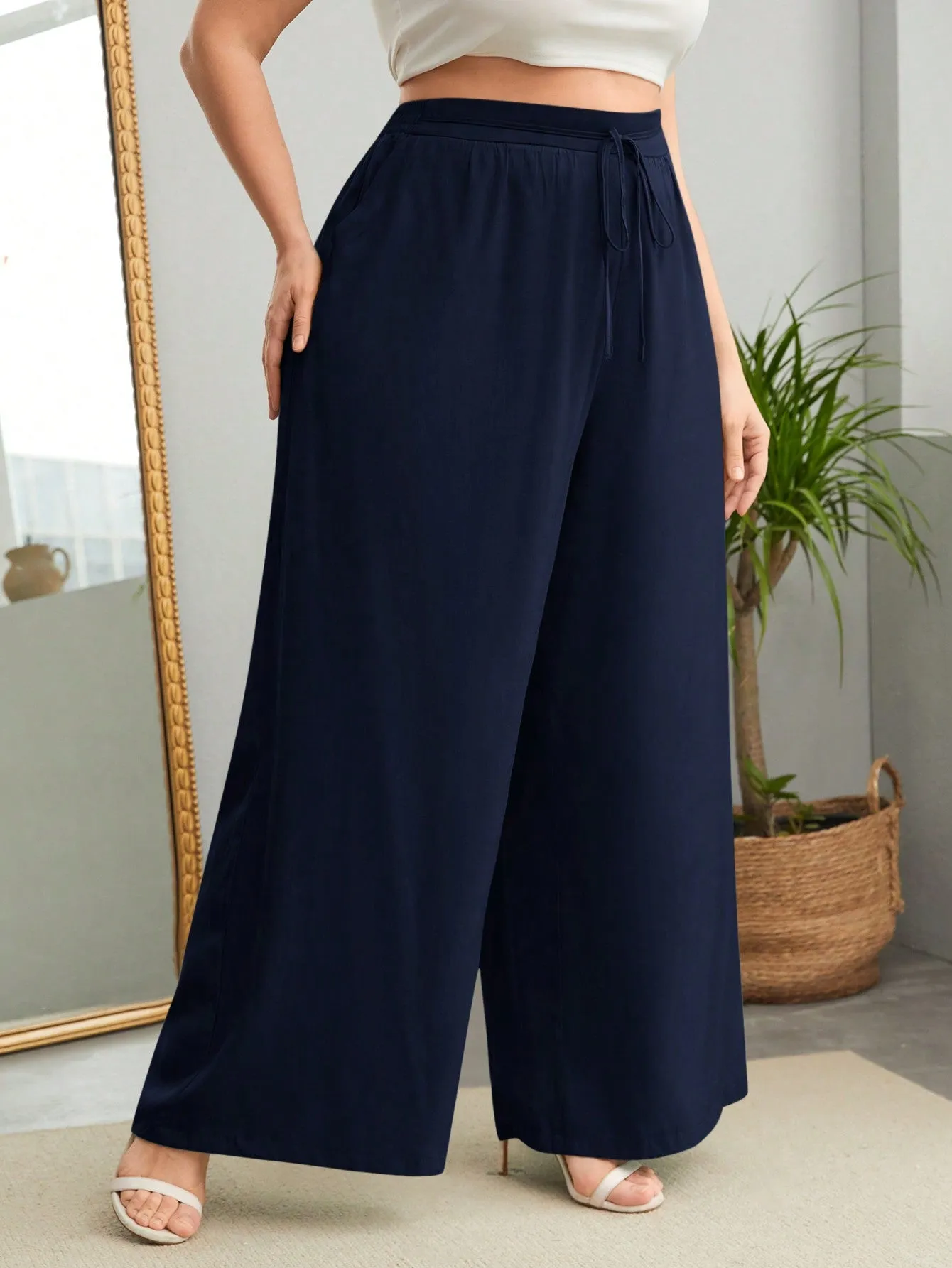 Calça Detalhe em Cordão e Bolsos