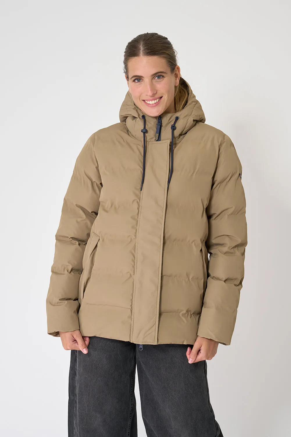 Cazadora impermeable puffy con capucha