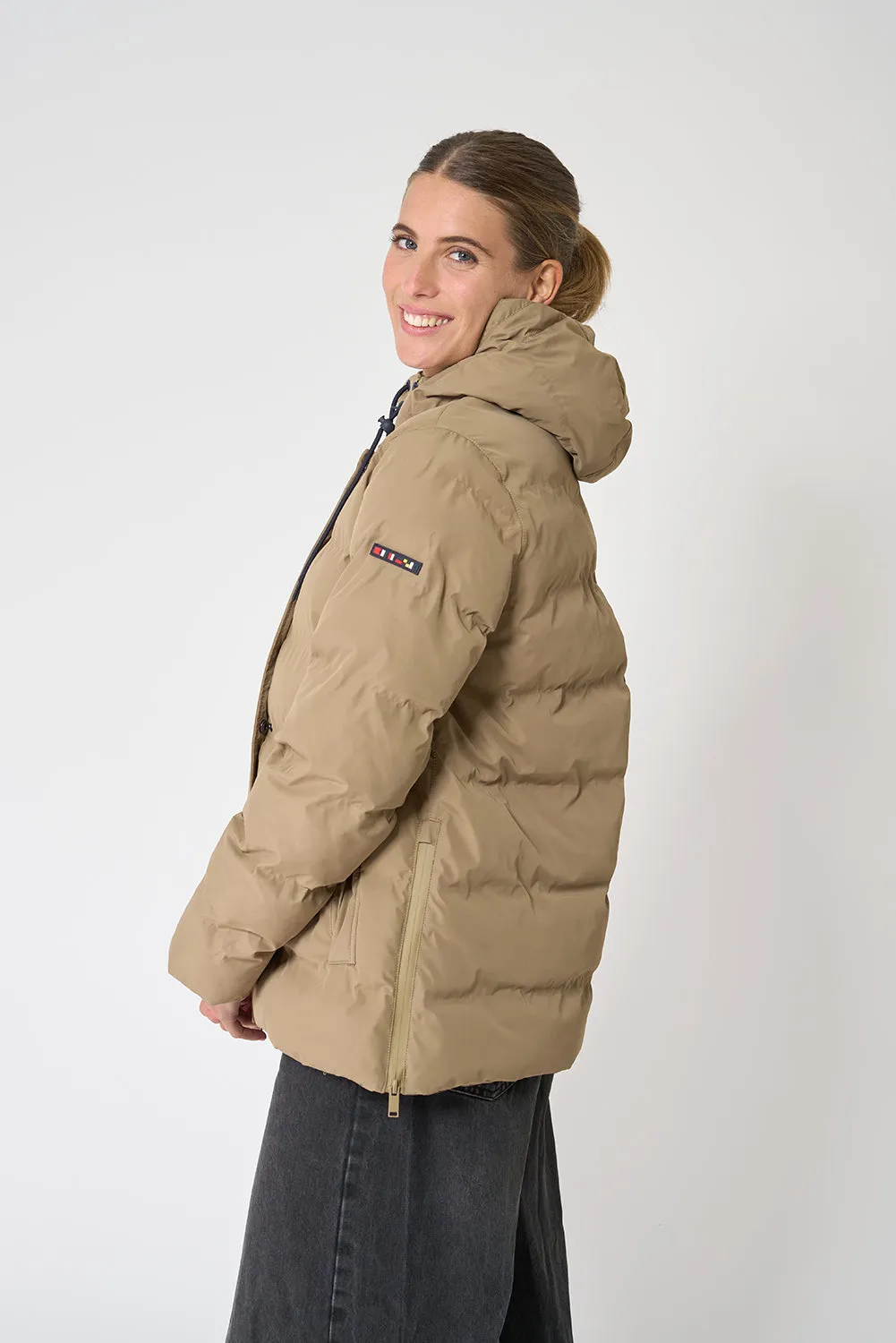 Cazadora impermeable puffy con capucha