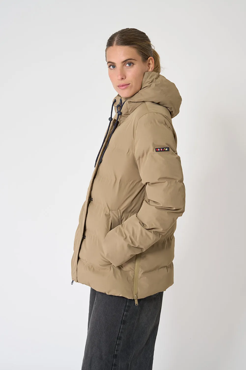 Cazadora impermeable puffy con capucha