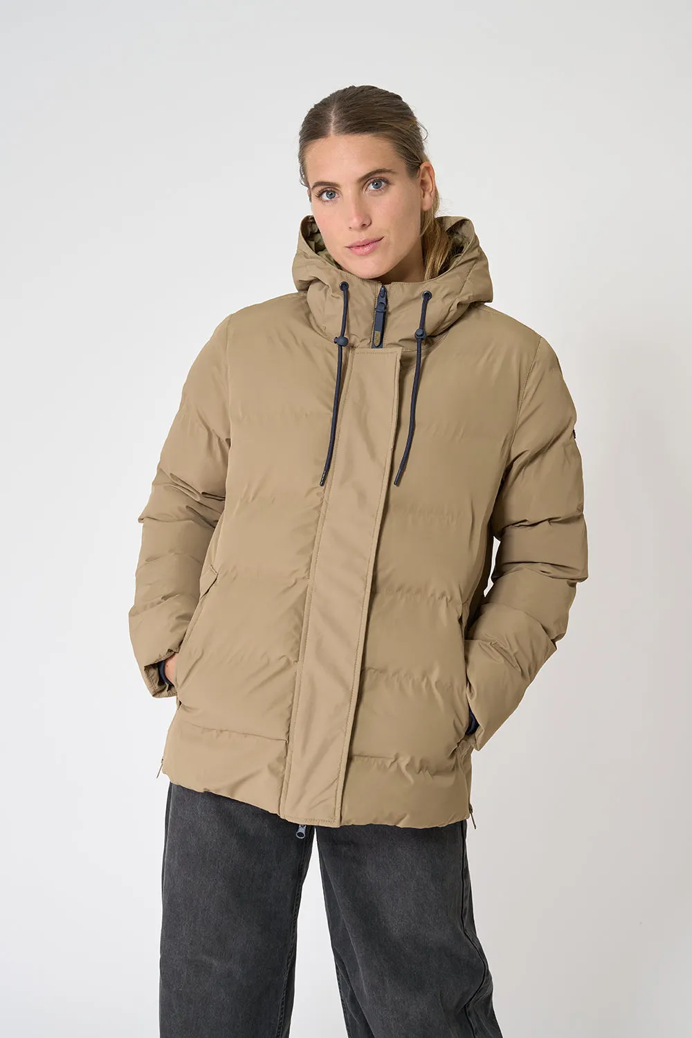 Cazadora impermeable puffy con capucha