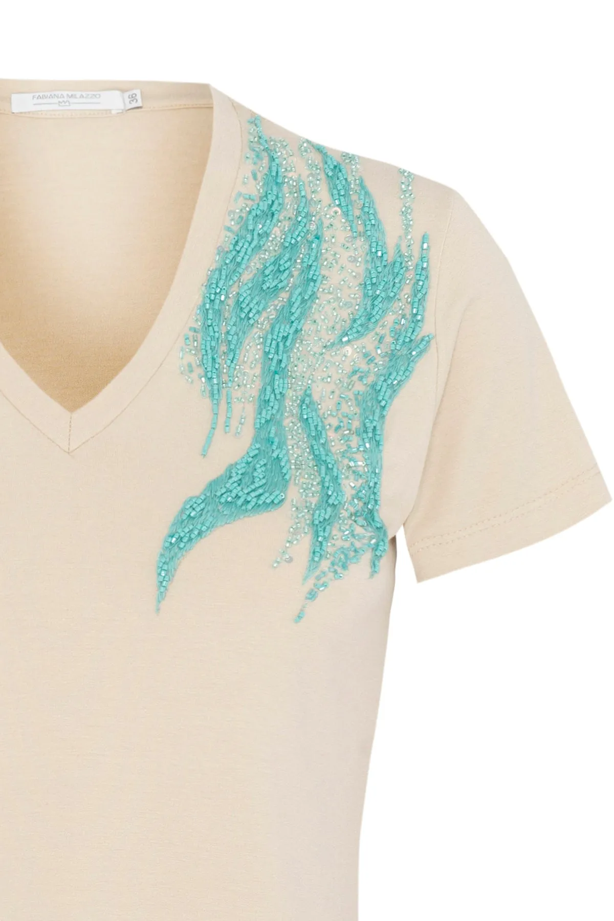 T-Shirt Ondas Bordada Gola V