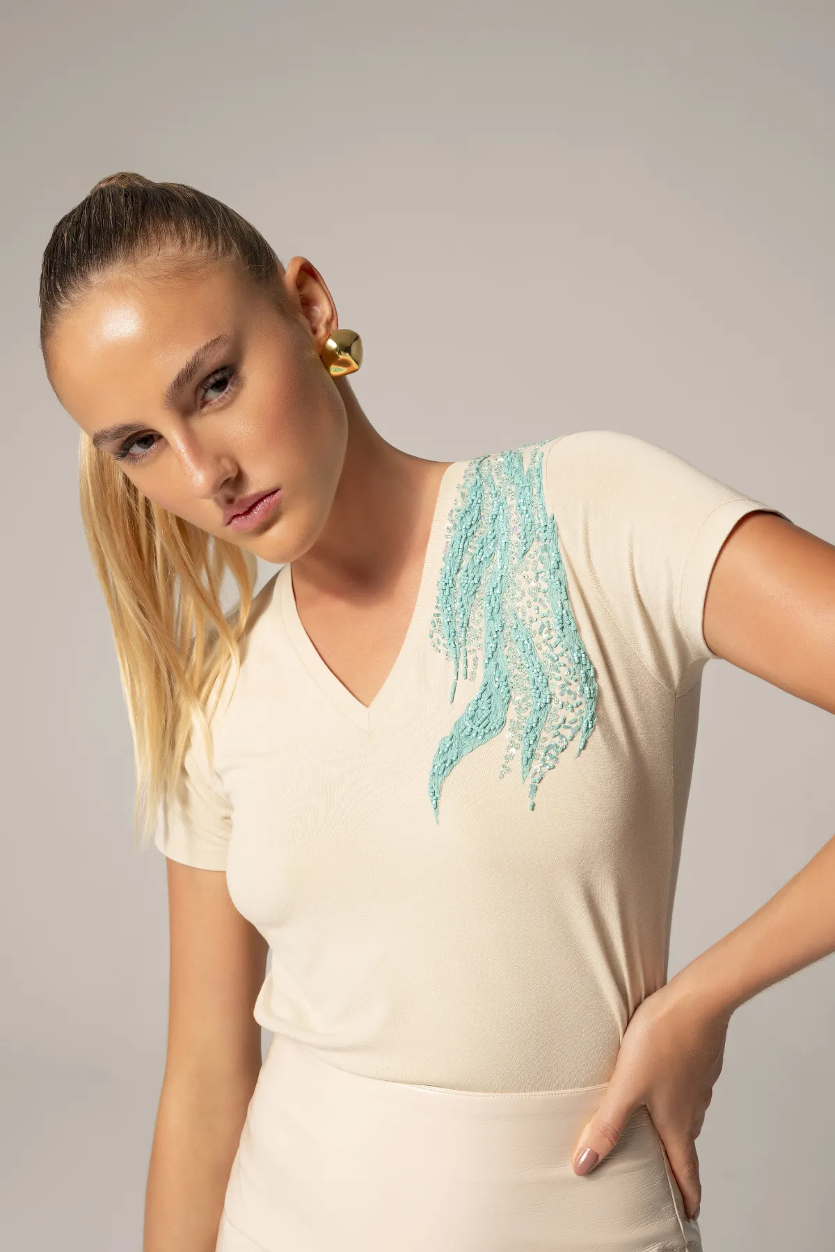 T-Shirt Ondas Bordada Gola V